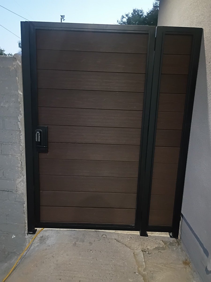 Steel pedestrian gate with horizontal slats